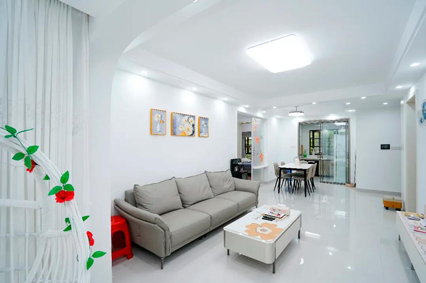 從客廳到陽(yáng)臺(tái)，這個(gè)家把簡(jiǎn)約風(fēng)獨(dú)有舒適裝明白了！